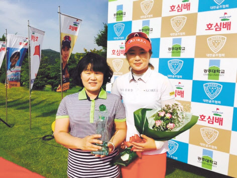 아마추어 시절 우승 후 어머니와 함께 포즈를 취한 이정은. [LPGA 제공]