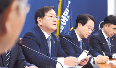 김태년 더불어민주당 원내대표가 2일 오전 서울 여의도 국회에서 열린 원내대책회의에 현안과 관련한 모두발언을 하고 있다(왼쪽). 주호영 미래통합당 원내대표가 같은 날 국회에서 열린 원내대책회의에 현안과 관련한 모두발언을 하고 있다.   이상섭 기자