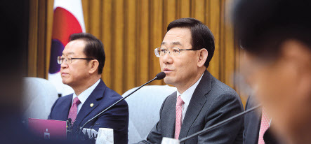 김태년 더불어민주당 원내대표가 2일 오전 서울 여의도 국회에서 열린 원내대책회의에 현안과 관련한 모두발언을 하고 있다(왼쪽). 주호영 미래통합당 원내대표가 같은 날 국회에서 열린 원내대책회의에 현안과 관련한 모두발언을 하고 있다.   이상섭 기자