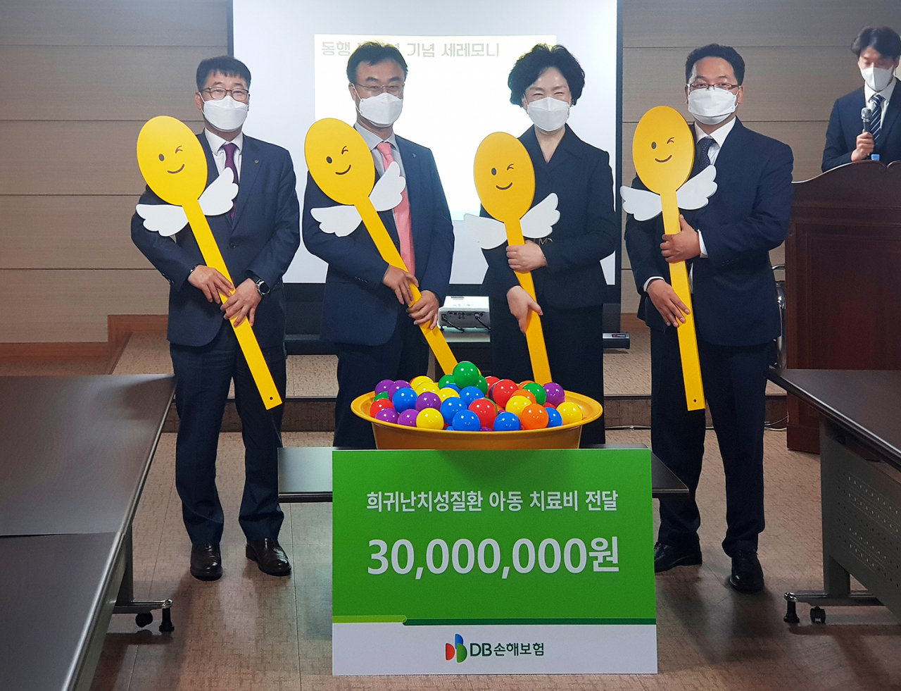 DB손해보험 박성식 부사장(사진 왼쪽에서 두번째) 안승기 상무(사진 왼쪽 첫번째)과 한국희귀난치성질환연합회 이태영 회장(사진 오른쪽 첫번째), 박미혜 사무총장이 합정동 소재 한국희귀난치성질환 연합회 본부에서 치료비 전달식 후 기념촬영을 하고 있다. 출처=DB손해보험