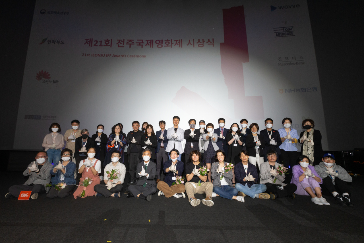 The awards ceremony for the 21st Jeonju International Film Festival takes place Monday at the CGV Jeonju Gosa cinema in Jeonju, North Jeolla Province. (Jeonju IFF)