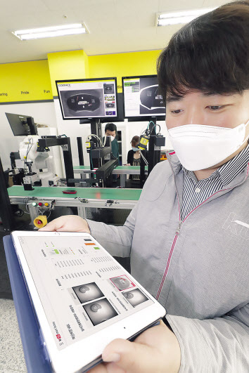 경기도 수원 코그넥스코리아 연구소에서 KT와 코그넥스 직원들이 ‘KT 5G 스마트팩토리 머신비전’ 솔루션을 점검하고 있다. [KT 제공]