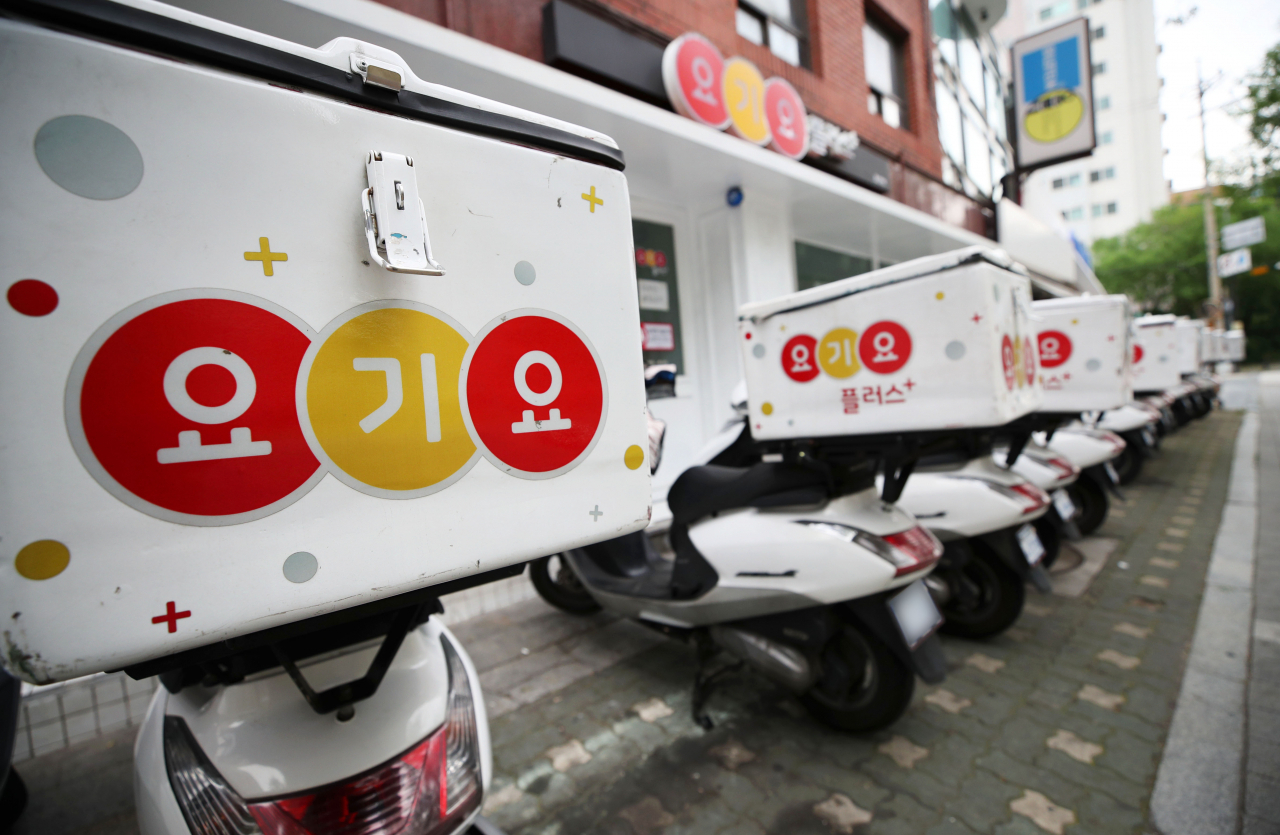 공정거래위원회는 음식점에 주문을 받을 때 최저가를 적용하도록 압박한 배달앱 요기요 운영사 딜리버리히어로코리아에 과징금 4억6800만원을 부과한다고 2일 밝혔다. 사진은 2일 서울 시내의 한 요기요 매장 앞에 주차된 배달 오토바이 모습. [연합]