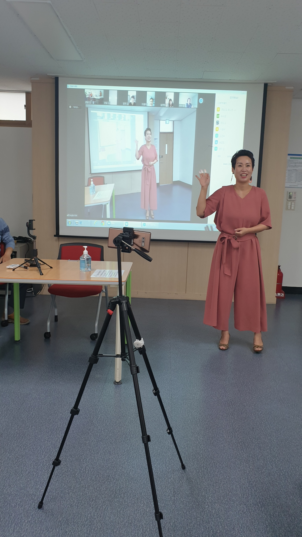 지난 1일 대전 유성 구암평생학습센터 5060강의실에서 전미경 한남대학교 교수가 실시간 화상통신교육을 진행하고 있다.