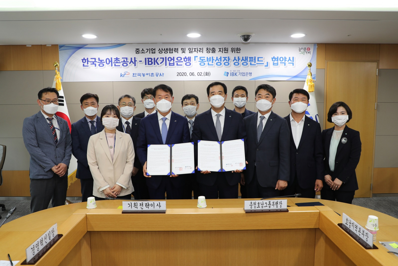 김종필 농어촌공사 기획전략이사(앞줄 왼쪽에서 세번째)와 조충현 IBK기업은행 충청호남그룹 부행장(앞줄 오른쪽에서 네번째)이 협약체결 뒤 양측 관계자들이 기념촬영을 하고 있다. [한국농어촌공사 제공]