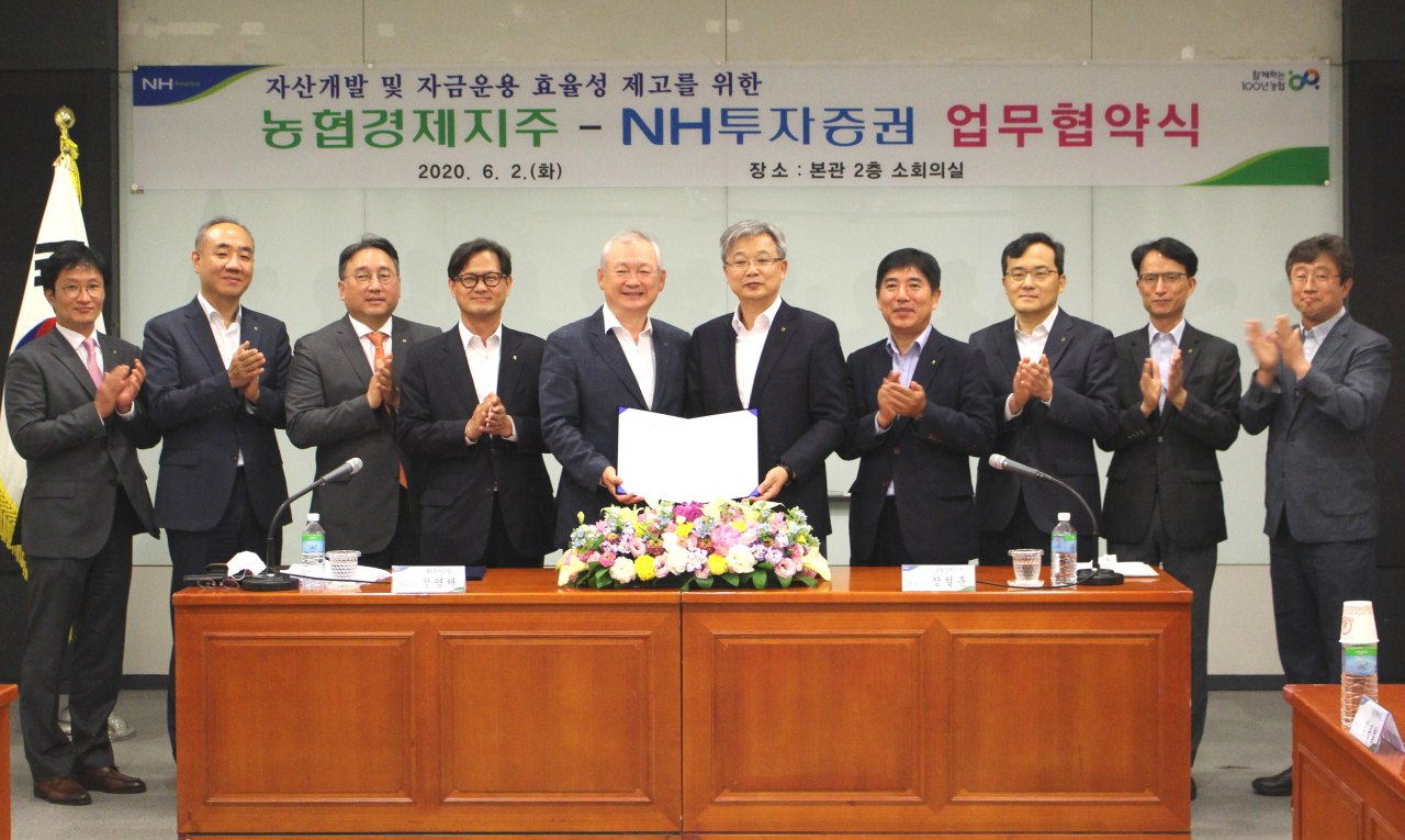 장철훈 농협경제지주 농업경제대표이사(오른쪽에서 다섯번째)와 정영채 NH투자증권 대표이사(왼쪽에서 다섯번째)가 업무협약을 체결한 뒤 양측 관계자들과 기념촬영을 하고 있다. [농협 제공]
