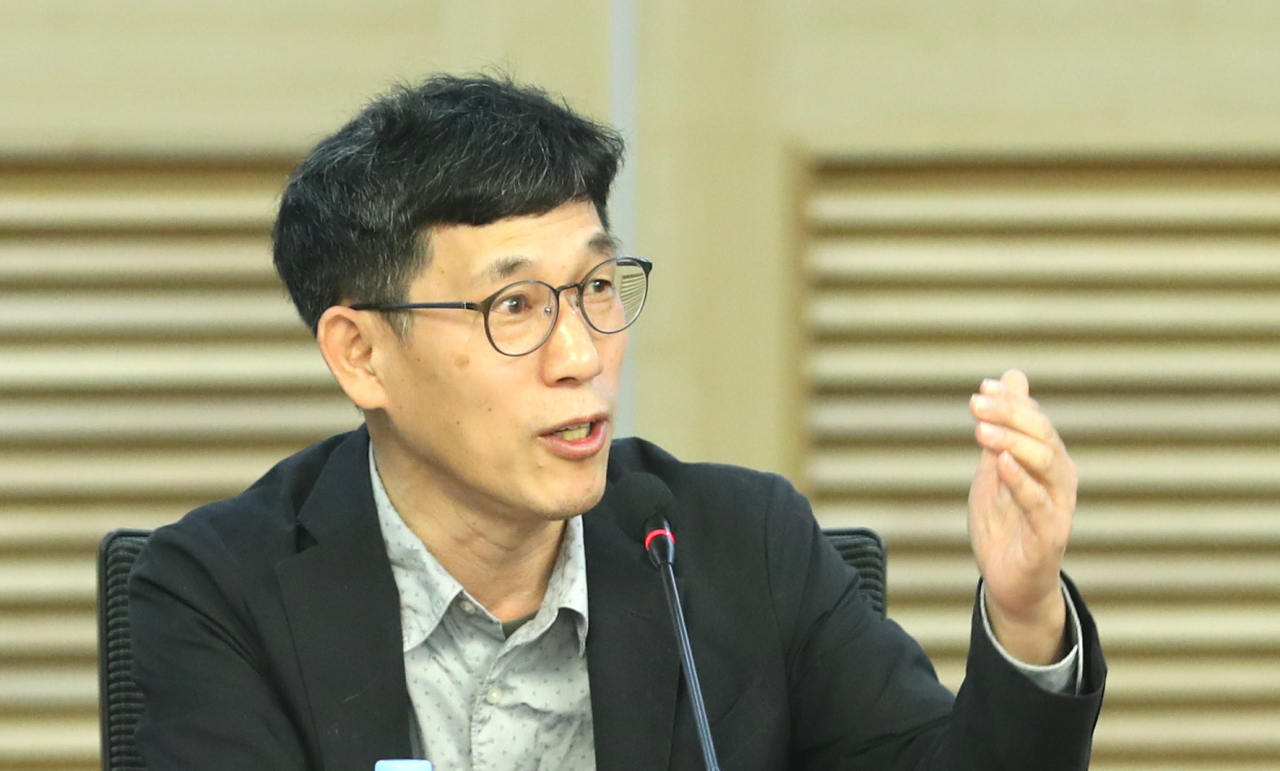진중권 전 동양대 교수가 15일 오전 미래통합당 유의동·오신환 의원 주최로 서울 여의도 국회 의원회관에서 열린 '제21대 총선을 말하다! 길 잃은 보수정치, 해법은 무엇인가?' 토론회에서 발언하고 있다. [연합]