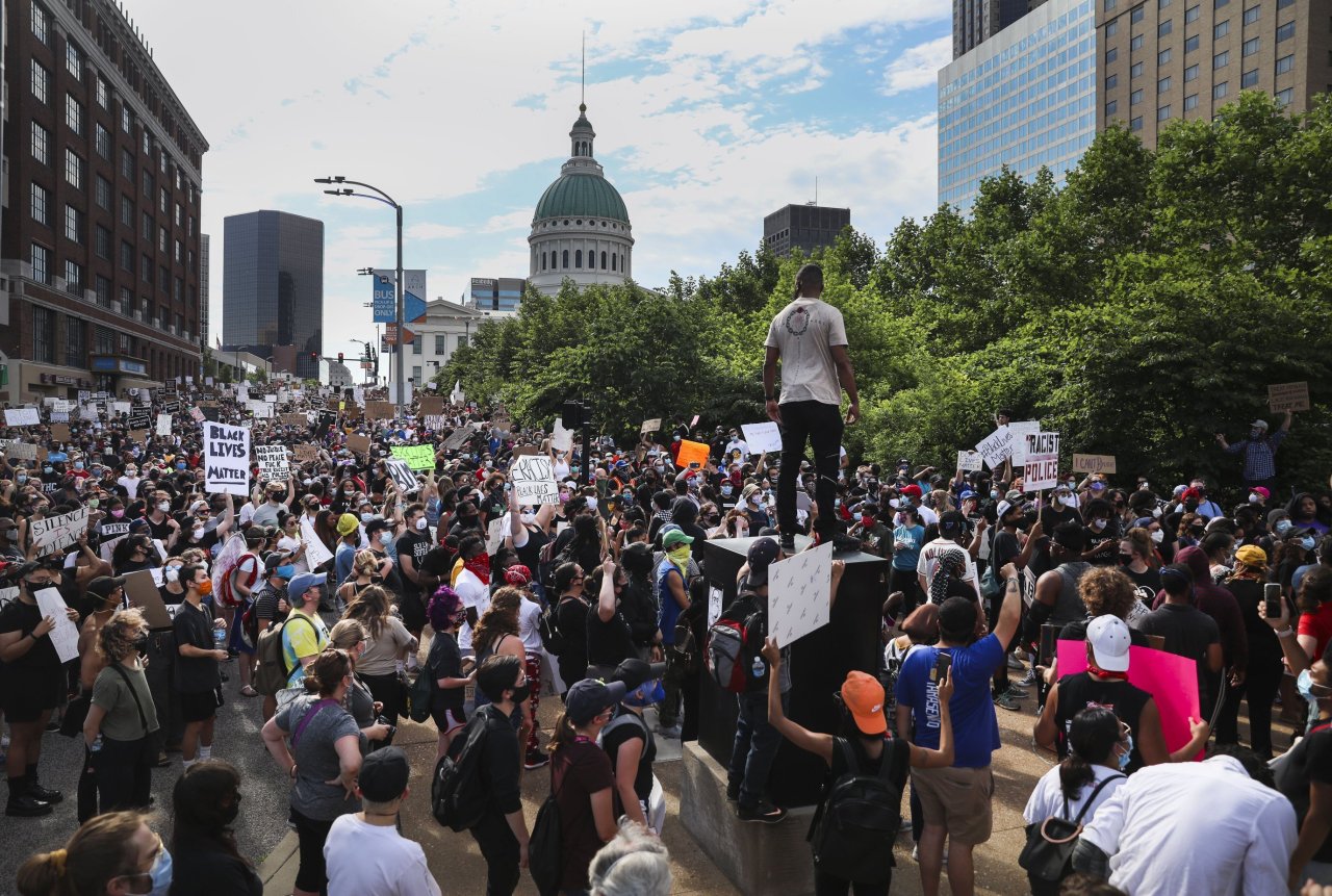 On Monday, Protesters in St. Louis were demonstrating against the death of George Floyd, who died May 25 after being detained by Minneapolis police. (AP-Yonhap)