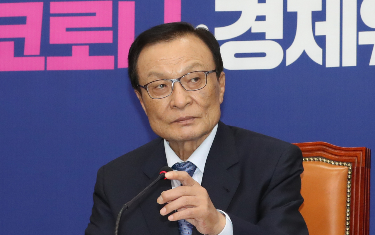 이해찬 더불어민주당 대표가 2일 오후 서울 여의도 국회에서 열린 정례기자간담회에서 마이크를 잡고 있다. [연합]