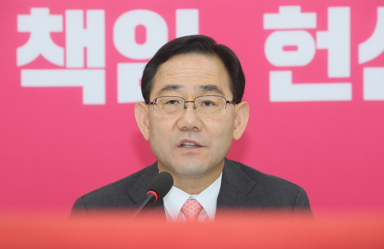 주호영 미래통합당 원내대표가 2일 국회에서 열린 기자간담회에서 개원·추경 협상 등에 관한 질문에 답하고 있다. [연합]