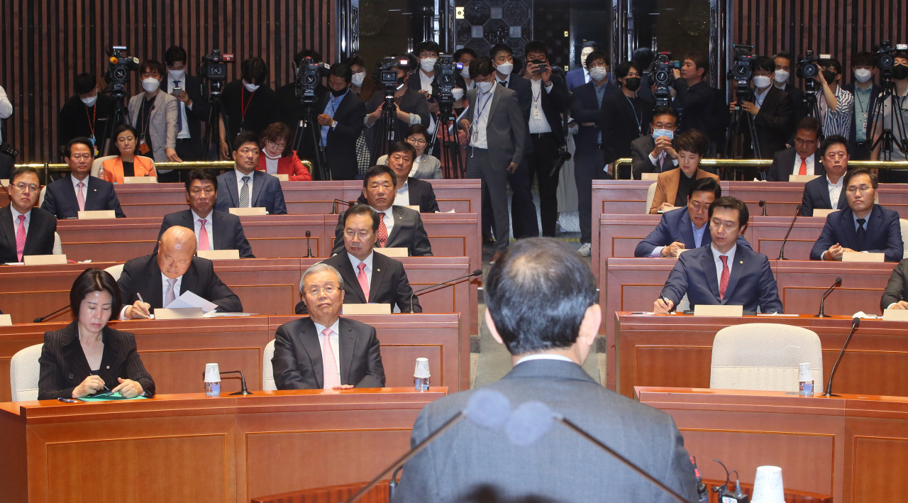 미래통합당 의원들이 2일 국회에서 열린 첫 의원총회에서 주호영 원내대표의 원구성 협상에 관한 설명을 듣고 있다. [연합]