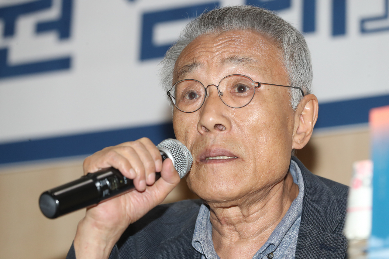 황석영 작가가 2일 서울 마포구 서교동 창비에서 열린 신작 장편소설 '철도원 삼대' 출간 기념 기자간담회에서 인사말을 하고 있다. 연합뉴스