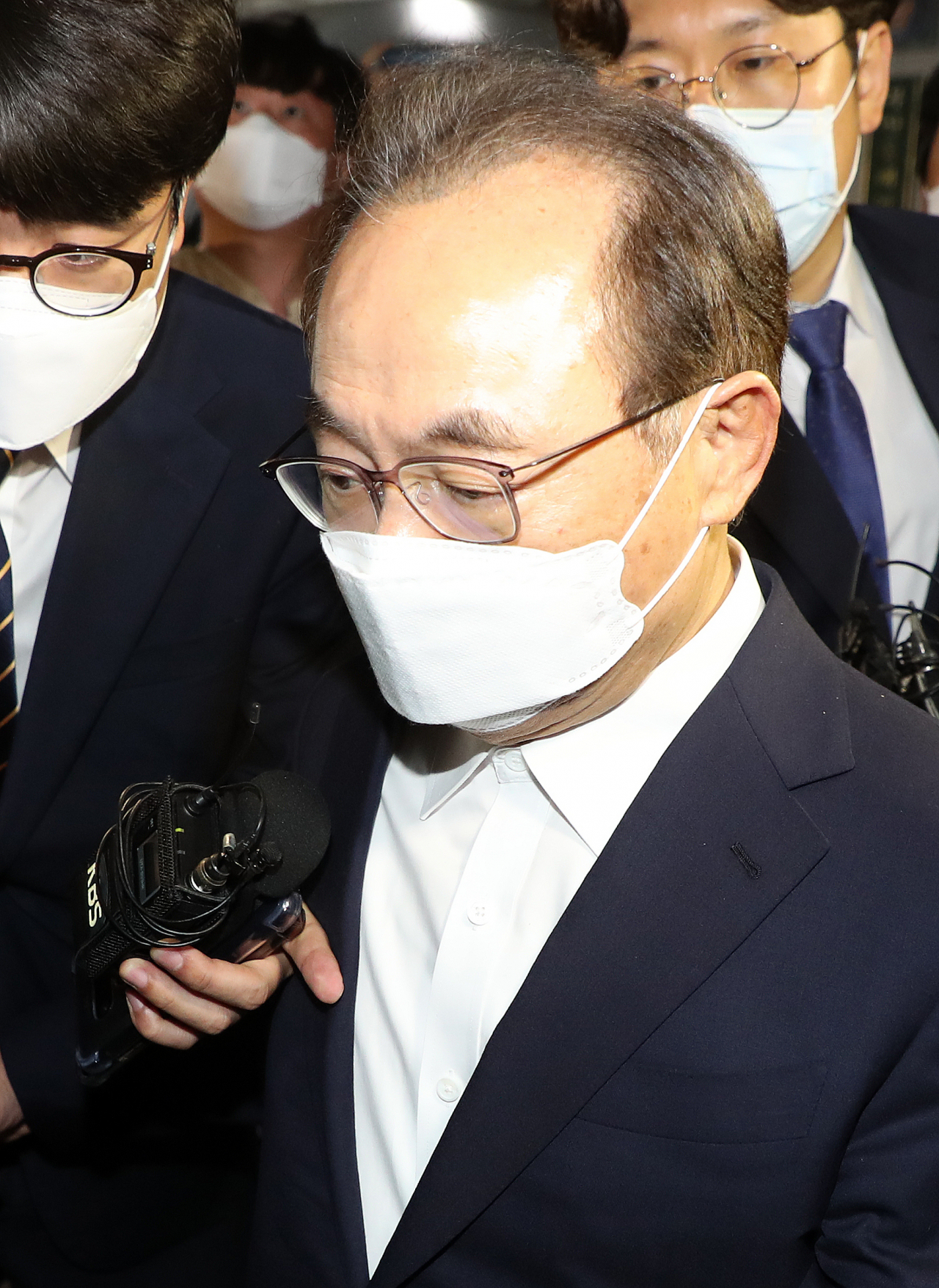 강제추행 혐의를 받는 오거돈 전 부산시장이 2일 오후 구속영장이 기각된 뒤 부산 동래경찰서 유치장을 나서고 있다. 연합뉴스