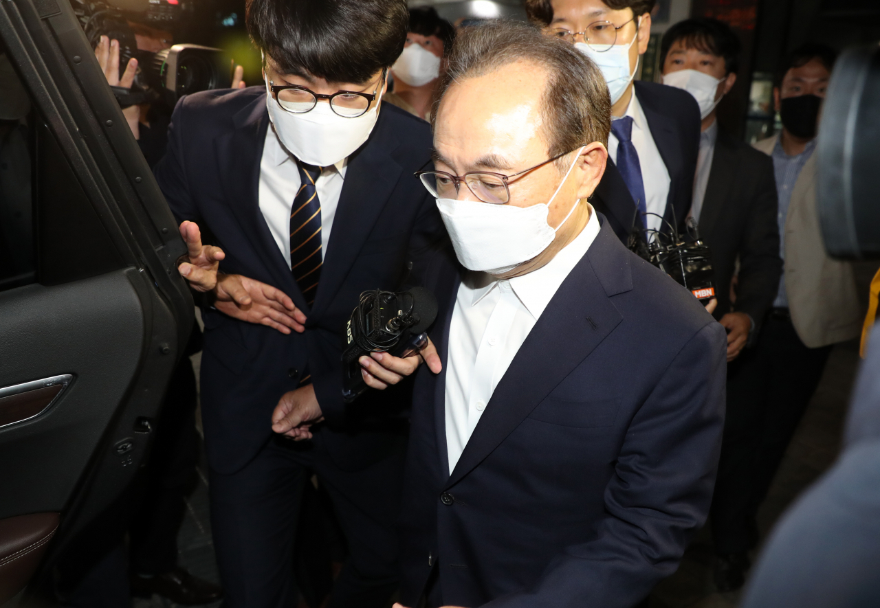 강제추행 혐의를 받는 오거돈 전 부산시장이 2일 오후 구속영장이 기각된 뒤 부산 동래경찰서 유치장을 나서고 있다. [연합]