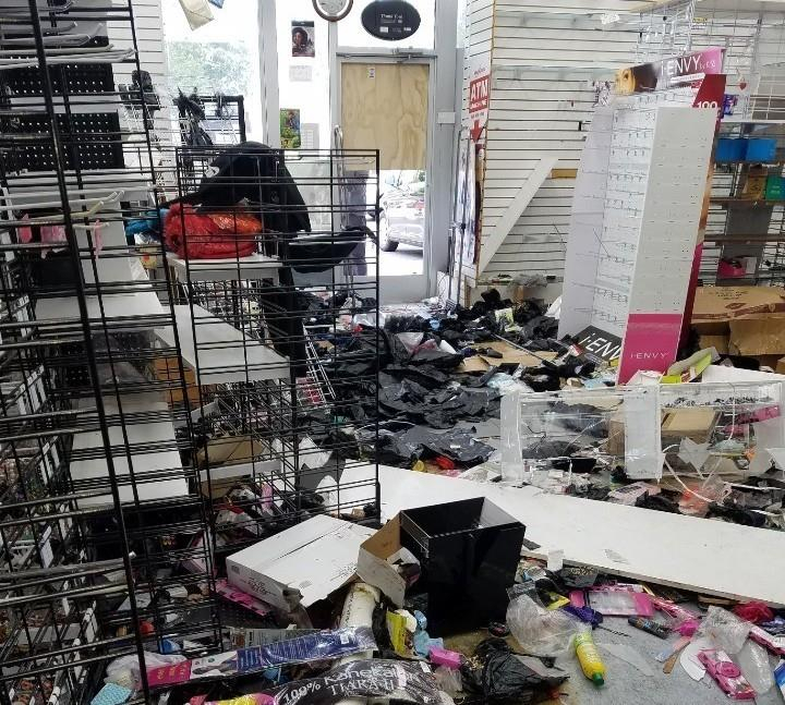미국 내 인종차별 항의시위가 격화하는 가운데 2일(현지시간) 펜실베이니아주 필라델피아의 한인 점포들도 잇따라 약탈 피해를 당하고 있다. 사진은 약탈 당한 필라델피아의 한인 점포. [연합]