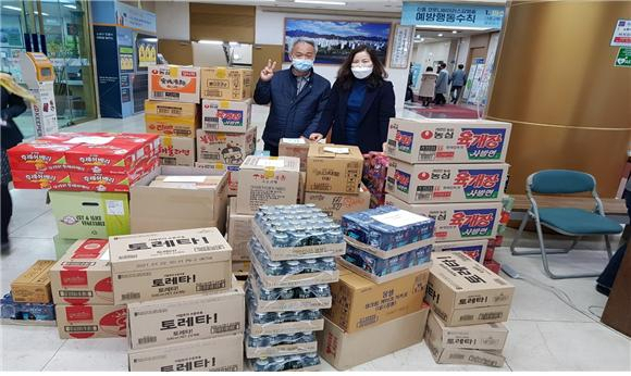 노원구공동체공간운영협의회가 코로나19와 맞서 싸우고 있는 서울의료원과 상계백병원 의료진 및 노원구청 재난안전대책본부 직원들을 위해 북카페의 수익금과 운영비 등으로 마련한 컵라면과 스낵, 음료수 등을 전달했다. [서울시 제공]