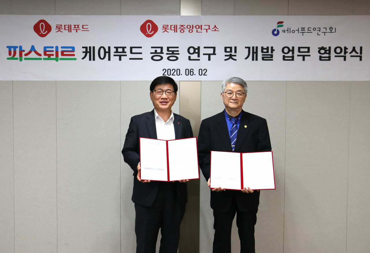 2일 서울 양평동 롯데푸드 본사에서 열린 ‘파스퇴르 케어푸드’ 공동 연구 및 개발 협약식에 참석한 조경수 롯데푸드 대표이사(왼쪽)와 김성철 케어푸드연구회 회장[제공=롯데푸드]