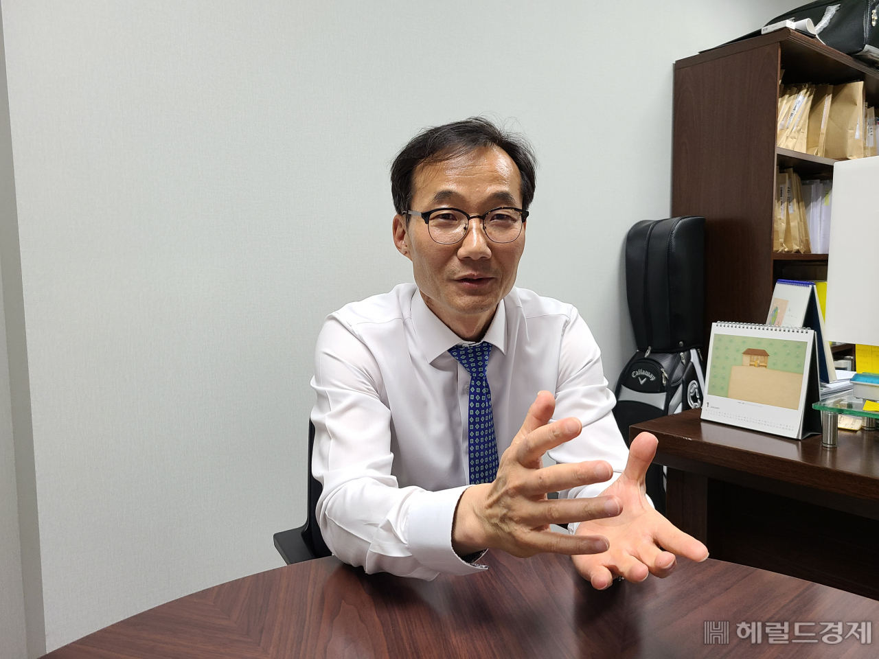 [헤럴드경제=안대용 기자] 전국 16개 사립 외고 법인 등을 대리해 헌법소원심판을 청구한 노희범 변호사가 2일 오후 서울 서초구 법무법인 제민 사무실에서 헤럴드경제와 인터뷰하고 있다.