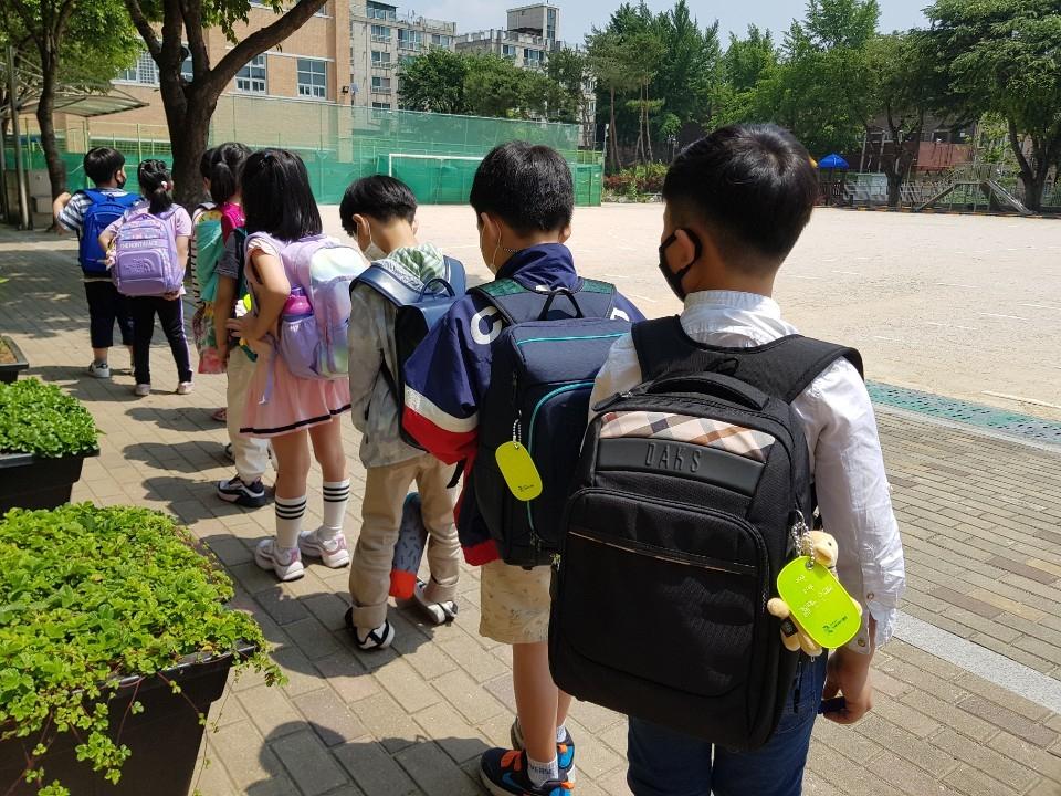 지난달 27일 구의초 1학년 학생들에게 전달된 옐로카드. [광진구 제공]