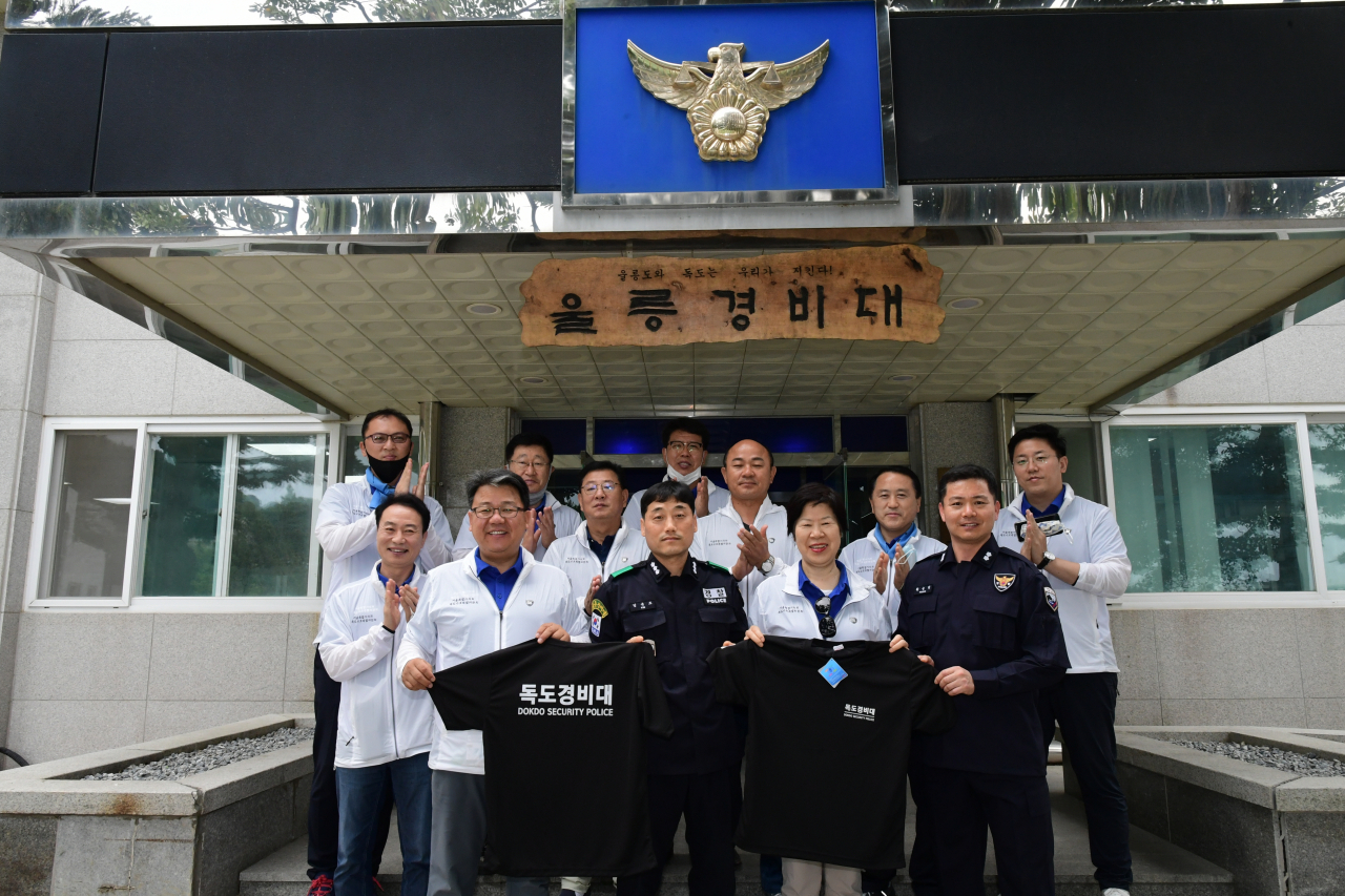 서울시의회 독도수호특위가 지난 2일 울릉경비대를 방문, 위문품을 전달하고 기념촬영을 하고 있다. [서울시의회 제공]