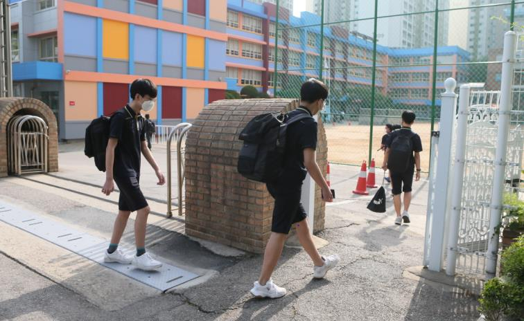 고등학교 1학년·중학교 2학년·초등학교 3&sim;4학년이 등교 수업을 시작하는 3차 등교일인 3일 오전 8시께 인천광역시 남동구 한 중학교에서 2학년생들이 올해 첫 등교를 하고 있다. [연합]