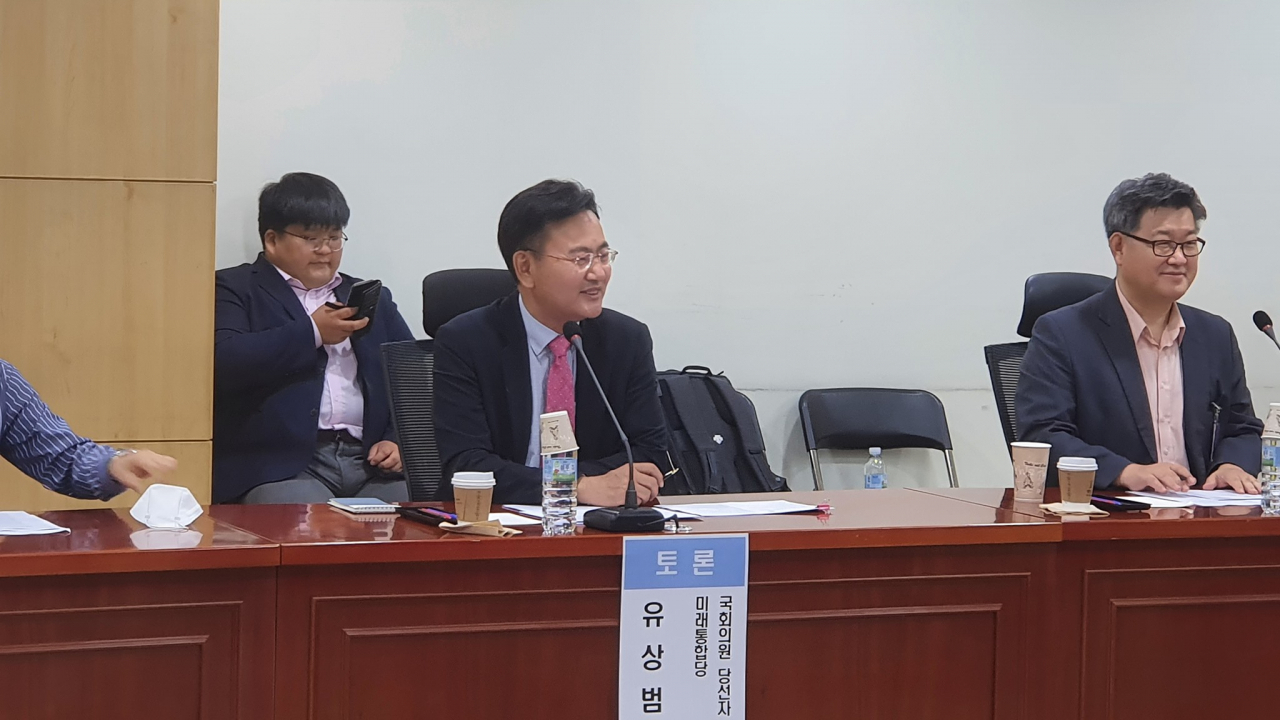 유상범 미래통합당 의원이 임기 시작전 좌담회를 개최하고 토론에 임하고 있다. [유상범 페이스북]