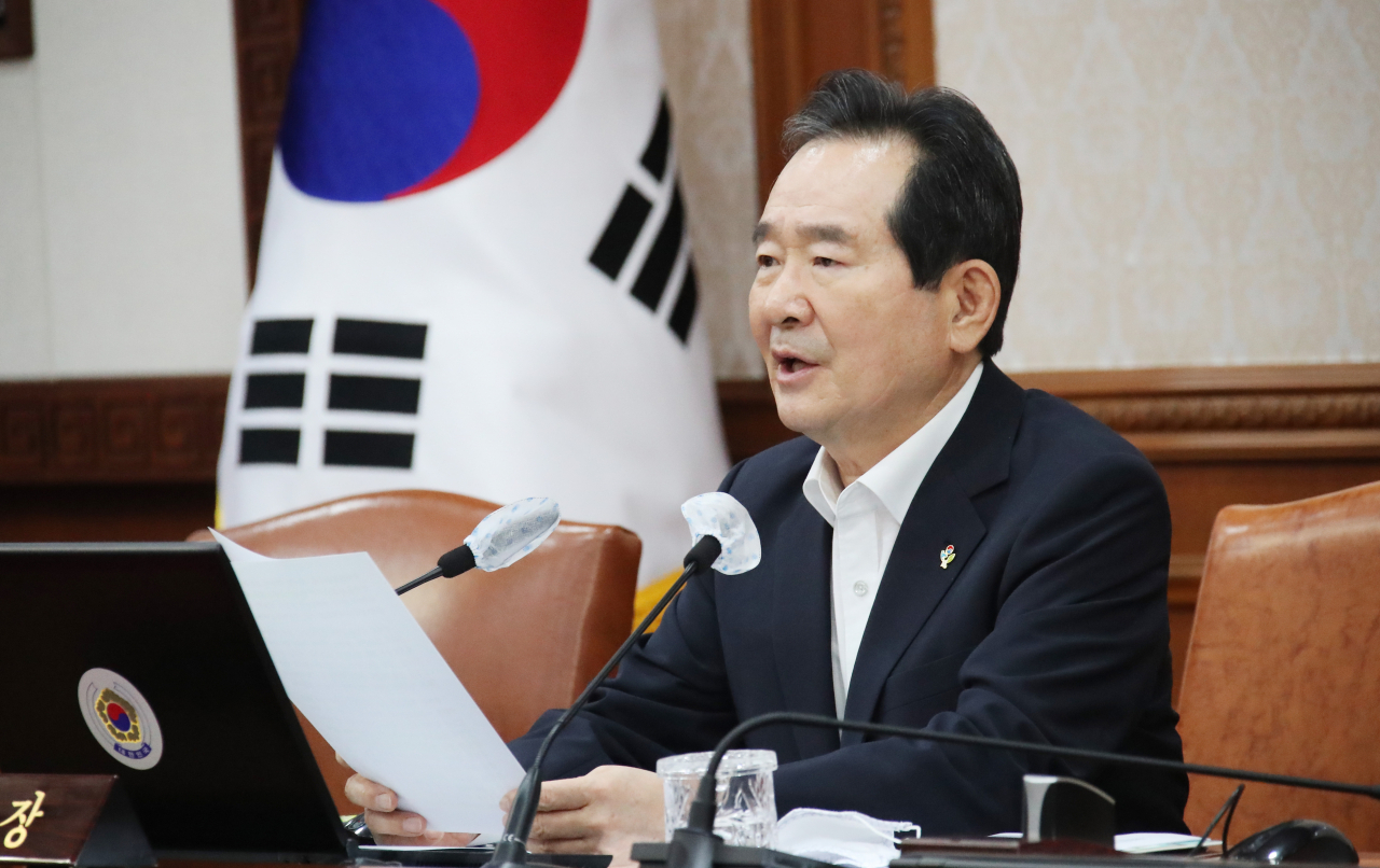 정세균 국무총리가 3일 오전 정부서울청사에서 열린 임시 국무회의를 주재하고 있다. 이날 정부는 임시국무회의에서 신종 코로나바이러스 감염증으로 인한 경제 위기 대응을 위한 3차 추가경정예산(추경)안을 의결했다. [연합]