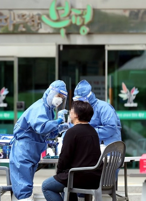 인천 부평구청 소속 공무원 1300여명을 대상으로 검체 채취 검사를 실시하고 있다.