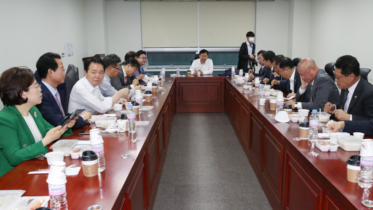 3일 오전 서울 여의도 국회 의원회관에서 미래통합당 재선의원들이 조찬 모임을 하고 있다. [연합]