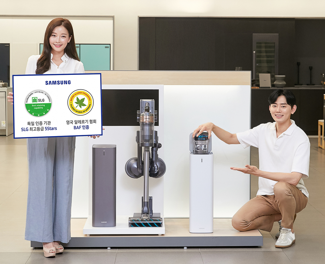 삼성전자 모델이 삼성디지털프라자 강남본점에서 SLG와 BAF인증을 받은 2020년형 프리미엄 무선 청소기 ‘삼성 제트’와 미세먼지 걱정 없이 먼지통을 간편하게 관리할 수 있는 ‘청정스테이션’ 을 소개하고 있다. [삼성전자 제공]
