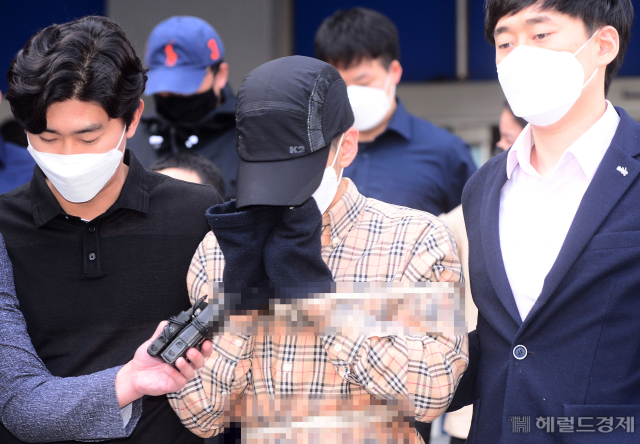 성착취물 유포 가담자로, 텔레그램 '박사방'의 유료 회원인 임모 씨가 3일 오전 서울 종로경찰서에서 검찰로 송치되고 있다. 이상섭 기자/babtong@heraldcorp.com
