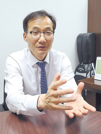 전국 16개 사립 외고 법인 등을 대리해 헌법소원심판을 청구한 노희범 변호사. [안대용 기자]