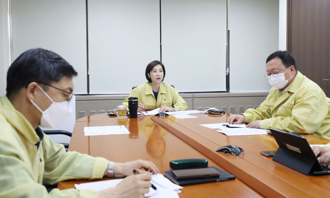 유은혜 부총리 겸 교육부 장관이 지난 31일 정부서울청사에서 정은경 중앙방역대책본부장과 화상 회의를 열고 교내 신종 코로나바이러스 감염증(코로나19) 상황과 방역 대책 등을 논의하고 있다. [연합]onlinenews@heraldcorp.com