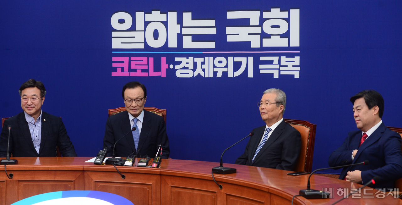 미래통합당 김종인 비상대책위원장이 3일 서울 여의도 국회 더불어민주당 당대표회의실을 방문해 더불어민주당 이해찬 대표를 만나 환담하고 있다. 이상섭 기자/babtong@heraldcorp.com