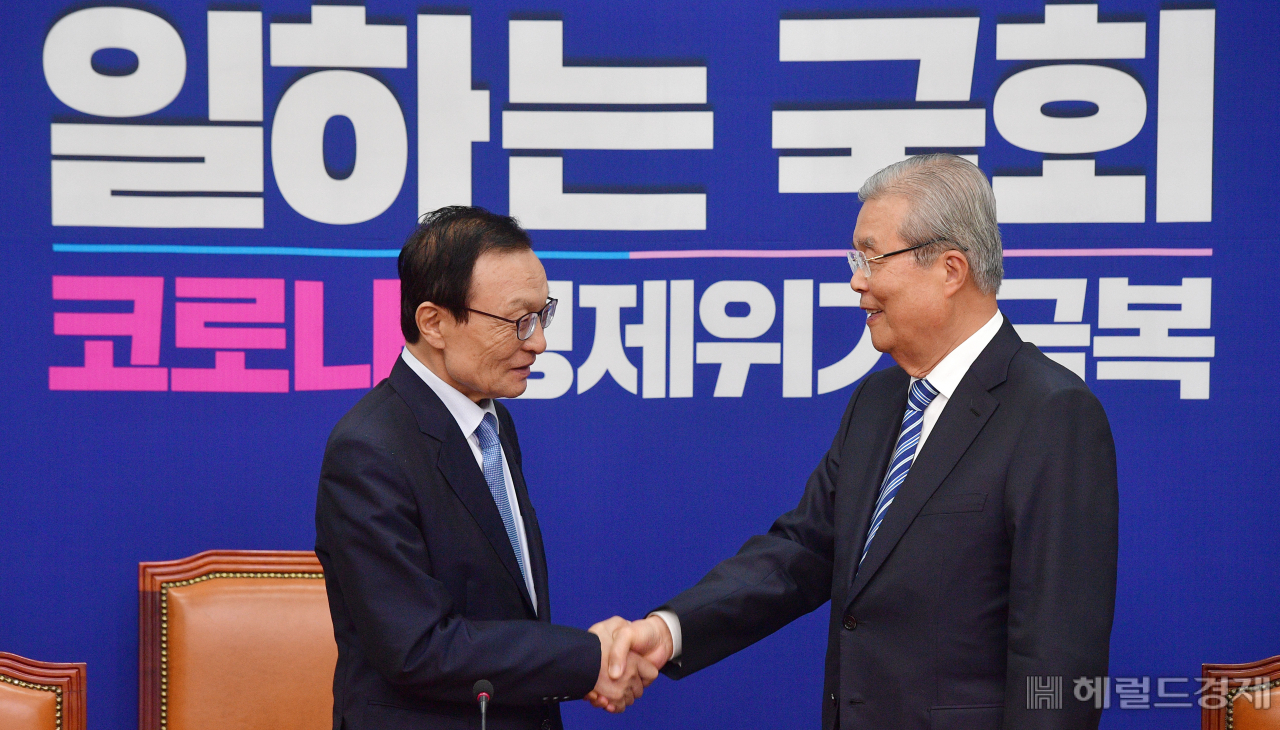 [헤럴드경제=이상섭 기자] 김종인 미래통합당 비상대책위원장이 3일 서울 여의도 국회 더불어민주당 당대표회의실을 방문하여 더불어민주당 이해찬 대표을 만나 악수를 하고 있다. babtong@heraldcorp.com