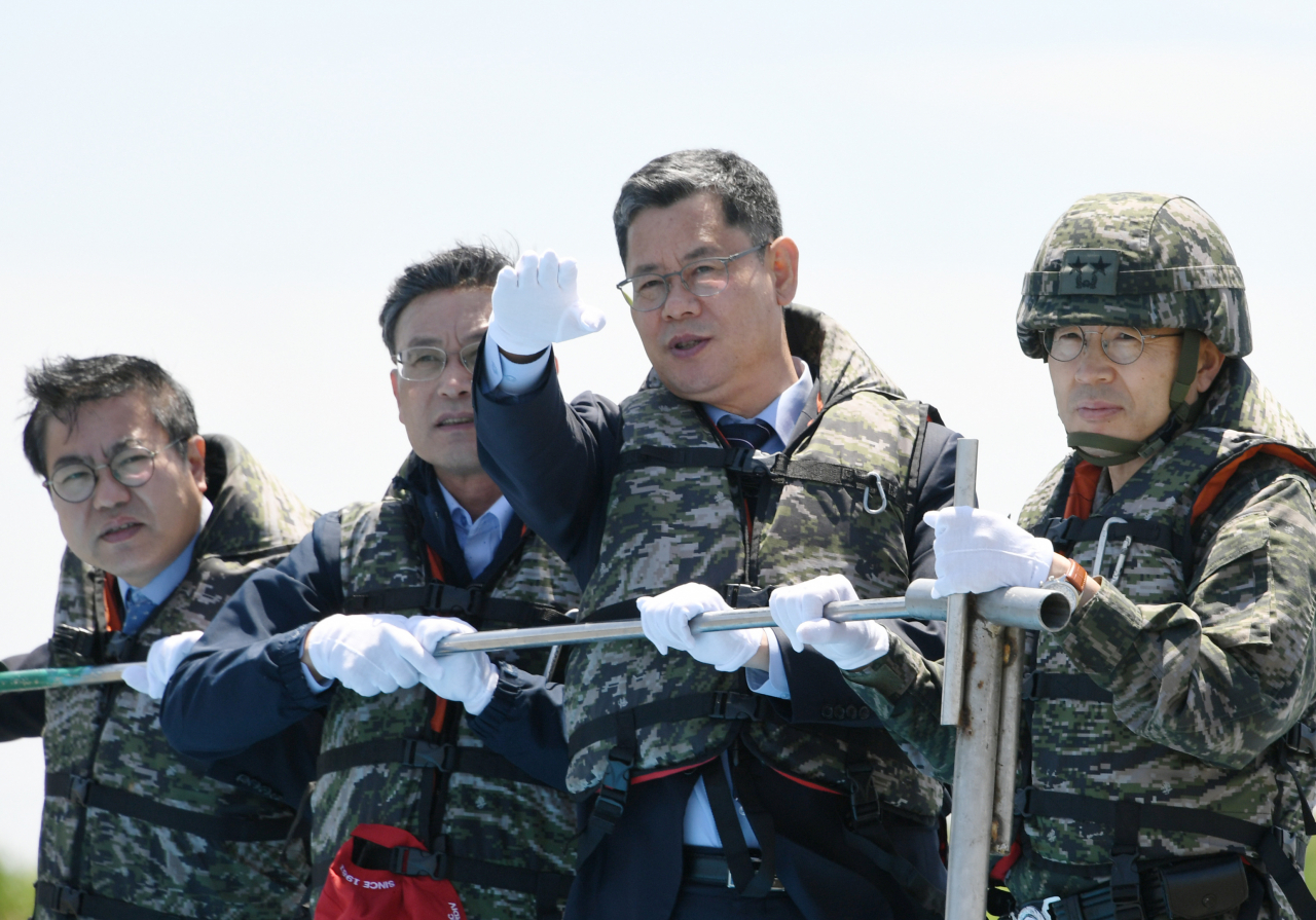 남측 당국이 연일 대북 화해협력 메시지를 보내고 있는 가운데 북한은 김여정 노동당 제1부부장 담화를 통해 남북 군사합의 파기까지 거론하며 오히려 압박으로 응수했다. 김연철 통일부장관이 최근 남북군사합의에 따른 한강하구 공동이용 실태를 확인하기 위해 경기도 김포시 한강하구 현장을 둘러보고 있다. [연합]
