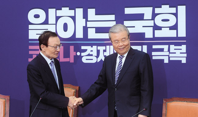 김종인 미래통합당 비상대책위원장(오른쪽)이 3일 국회 더불어민주당 당대표회의실을 방문해 이해찬 대표와 악수하고 있다. 두 사람은 1988년 국회의원 선거에서 시작된 32년간의 정치적 경쟁을 21대 국회에서도 이어가게 됐다. ▶관련기사 6면 이상섭 기자