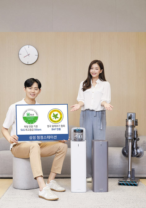 삼성전자 모델들이 삼성디지털프라자 강남본점에서 SLG와 BAF인증을 받은 2020년형 프리미엄 무선 청소기 ‘삼성 제트’와 미세먼지 걱정 없이 먼지통을 간편하게 관리할 수 있는 ‘청정스테이션’을 소개하고 있다. [삼성전자 제공]