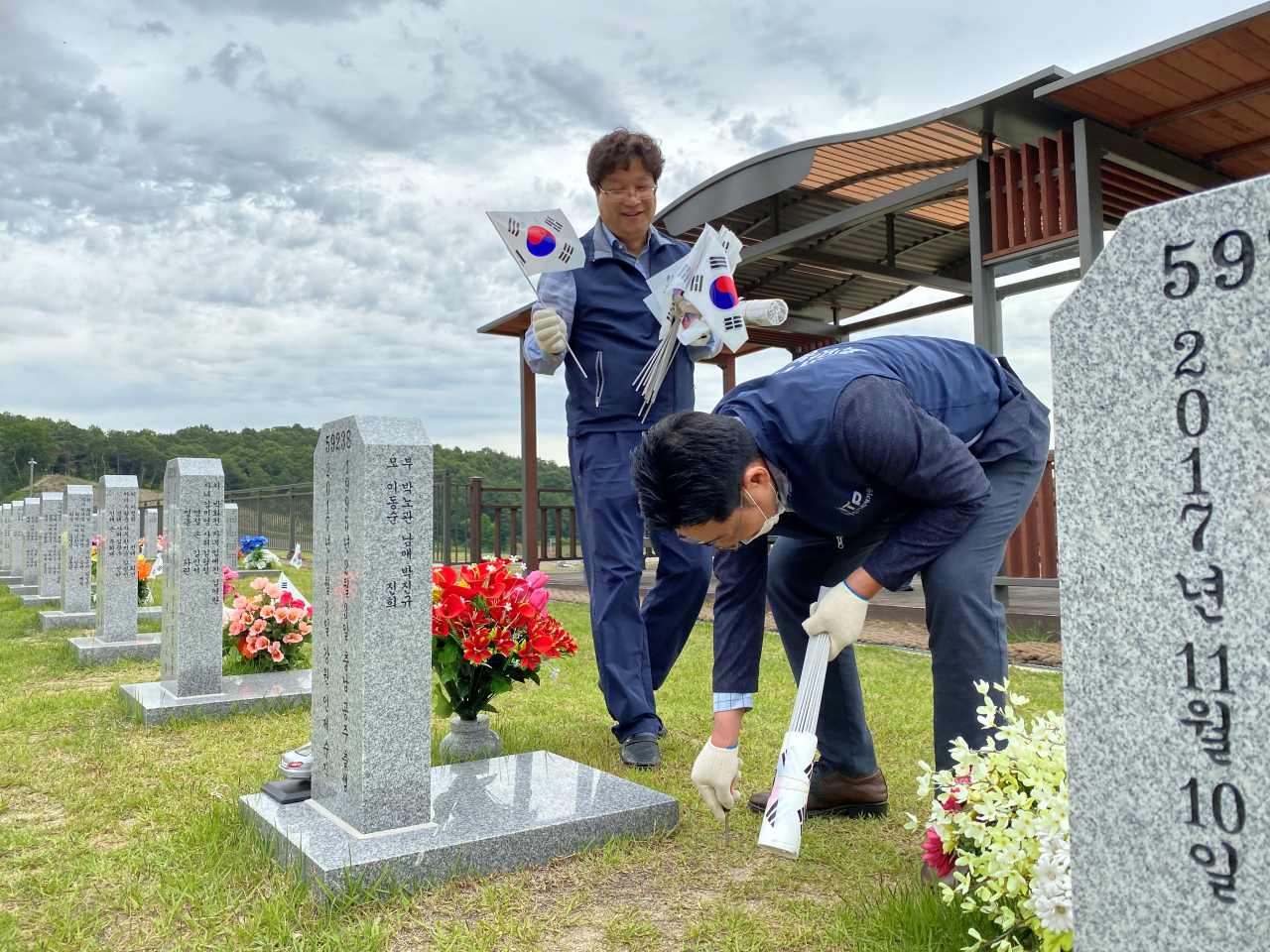 IITP 임직원들이 대전국립현충원을 찾아 봉사활동을 펼치고 있다.[IITP 제공]