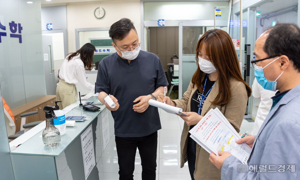 양천구청 공무원들이 지역 내 한 수학학원을 찾아 방역수칙 준수 여부를 점검하고 있다. [양천구]