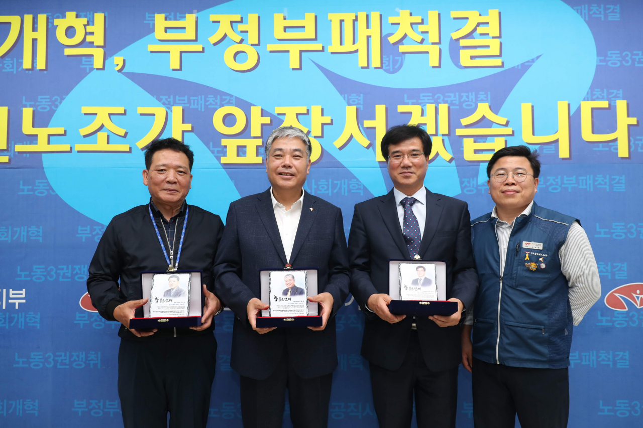 베스트 간부공무원 시상식 기념촬영 모습. 왼쪽부터 장경의 정책기획과장, 김종대 기획조정실장, 김낙주 자치행정국장, 노재옥 전국공무원조합 화성시지부장. [화성시 제공]