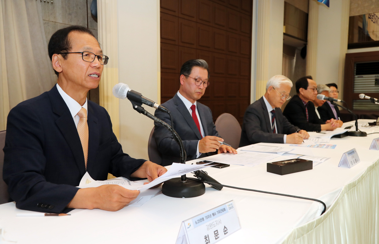 Gangwon Province Gov. Choi Moon-soon (left) speaks during a press conference for the events marking the 70th anniversary of Korean War in Seoul on Wednesday.
　