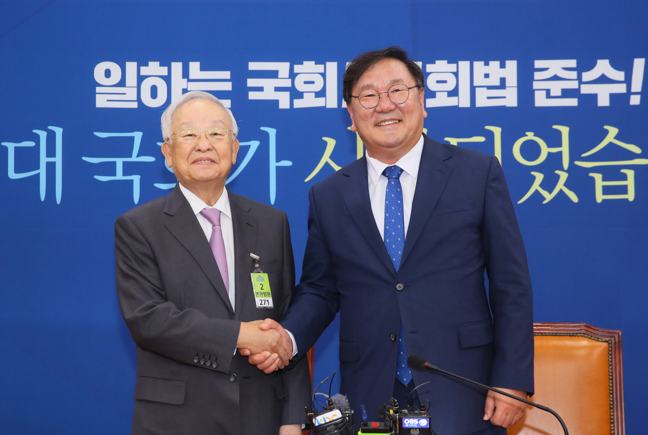 김태년 더불어민주당 원내대표가 3일 국회에서 예방 온 손경식 한국경영자총협회장과 악수하고 있다. [연합]