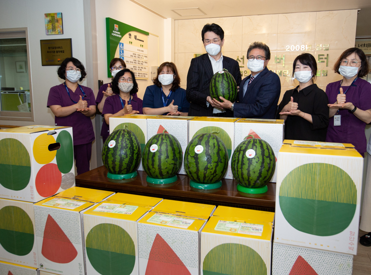 조원태 한진그룹 회장(왼쪽에서 다섯번째), 배국원 호선실버센터 원장(여섯번째)을 비롯한 관계자들이 기념촬영을 하고 있다.