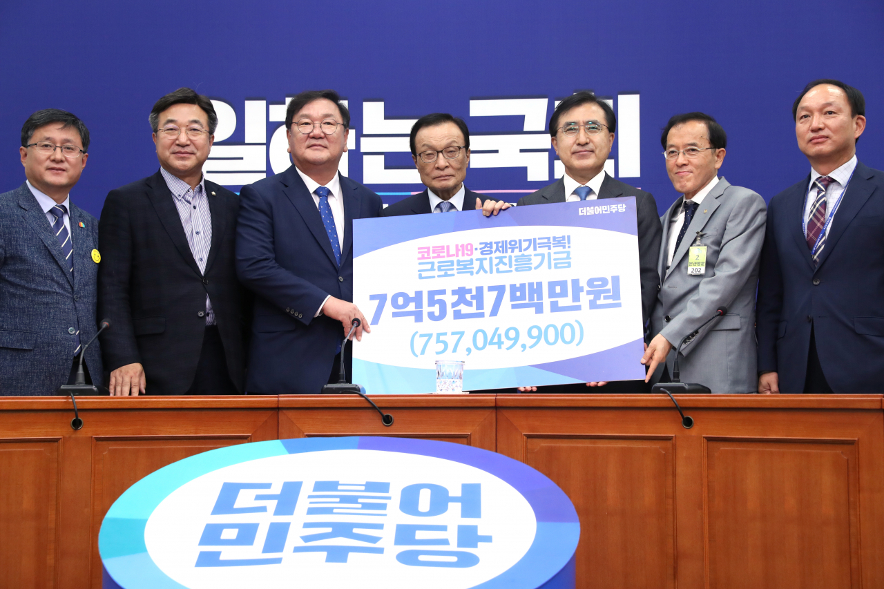 이해찬 더불어민주당 대표가 3일 오전 서울 여의도 국회 당 대표 회의실에서 강순희 근로복지공단 이사장에게 신종 코로나바이러스 감염증(코로나19) 극복 근로복지진흥기금을 전달하고 있다. [연합]