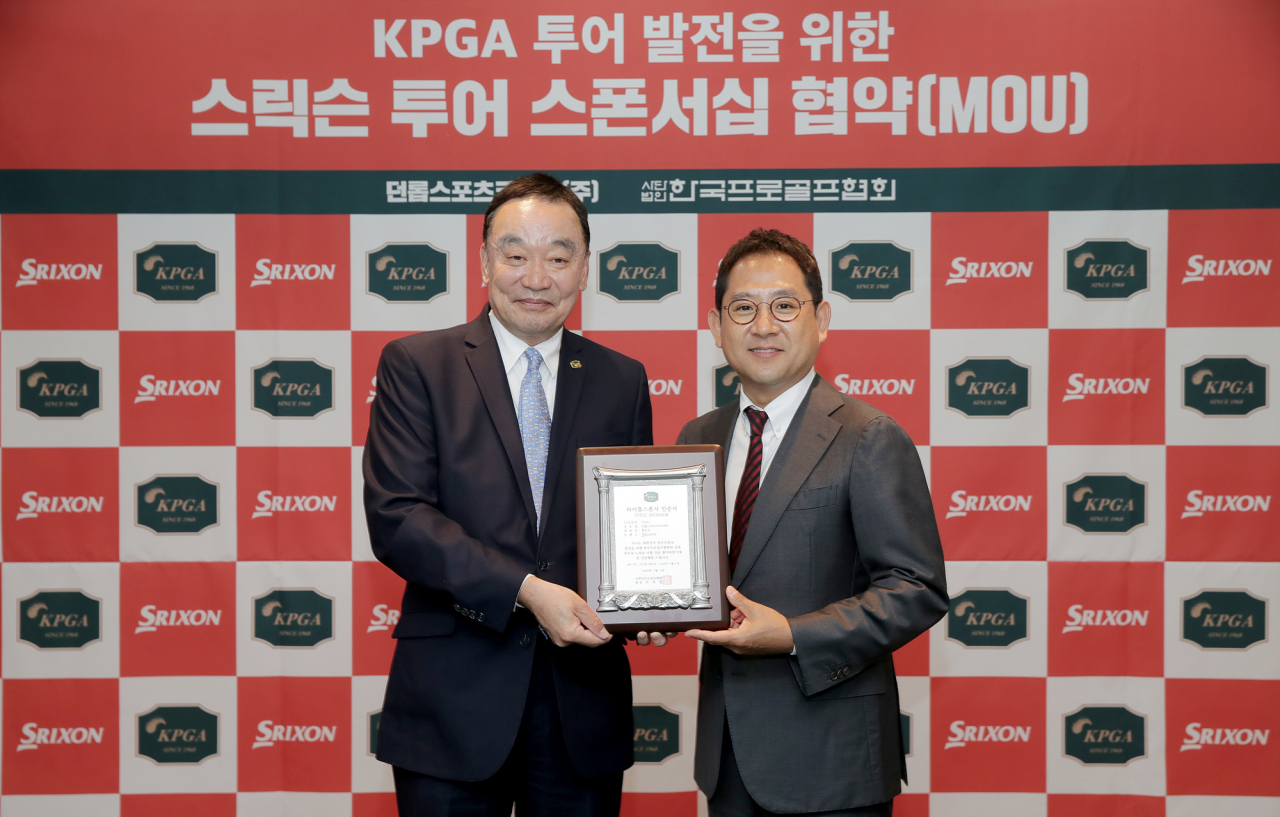 지난달 KPGA 구자철 회장(좌)과 던롭스포츠코리아(주) 홍순성 대표이사가 협약식에서 인증서를 교환하는 모습./KPGA 제공
