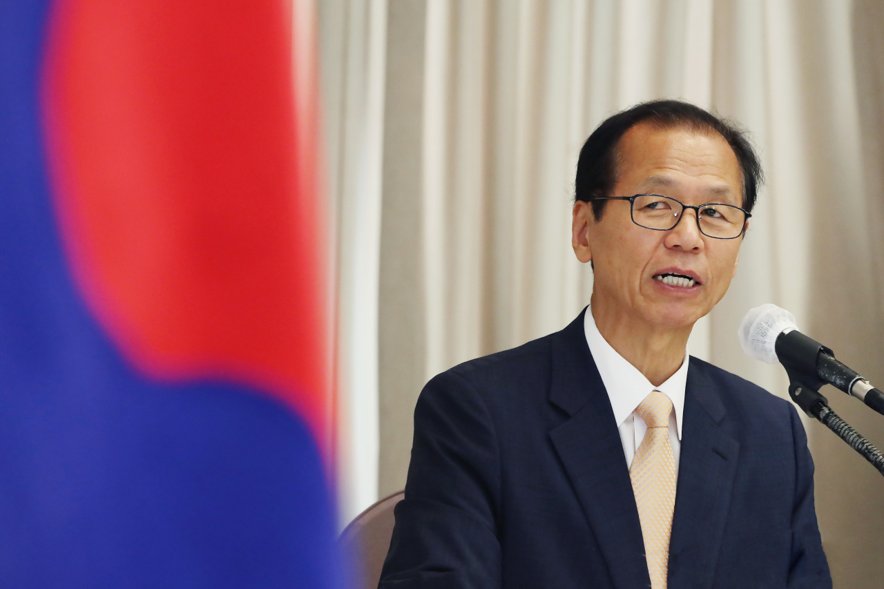 강원도 철원 일대에서 오는 25일 6·25전쟁 70년을 맞아 통합과 평화 기원 행사가 진행된다. 최문순 강원도지사는 3일 서울 프레스센터에서 기자간담회를 갖고 6·25전쟁 70년을 계기로 그동안 원한과 증오, 분노가 축적된 강원도를 용서와 화해의 땅으로 바꿔나가자고 말했다. [연합]