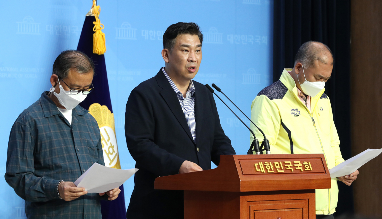최승재 미래통합당 의원이 3일 오후 서울 여의도 국회 소통관에서 기자회견을 갖고 배달음식점에 최저가 보장제를 강요하고 이를 어기면 계약 해지 등 불이익을 줘 독점규제 및 공정거래에 관한 법률을 위반한 요기요에 공정거래위원회가 시정명령과 함께 과징금 4억6천800만원을 부과하기로 한 것은 소상공인들의 피해 해결에 근본적인 대책이 될 수 없다는 우려를 밝히고 있다. [연합]