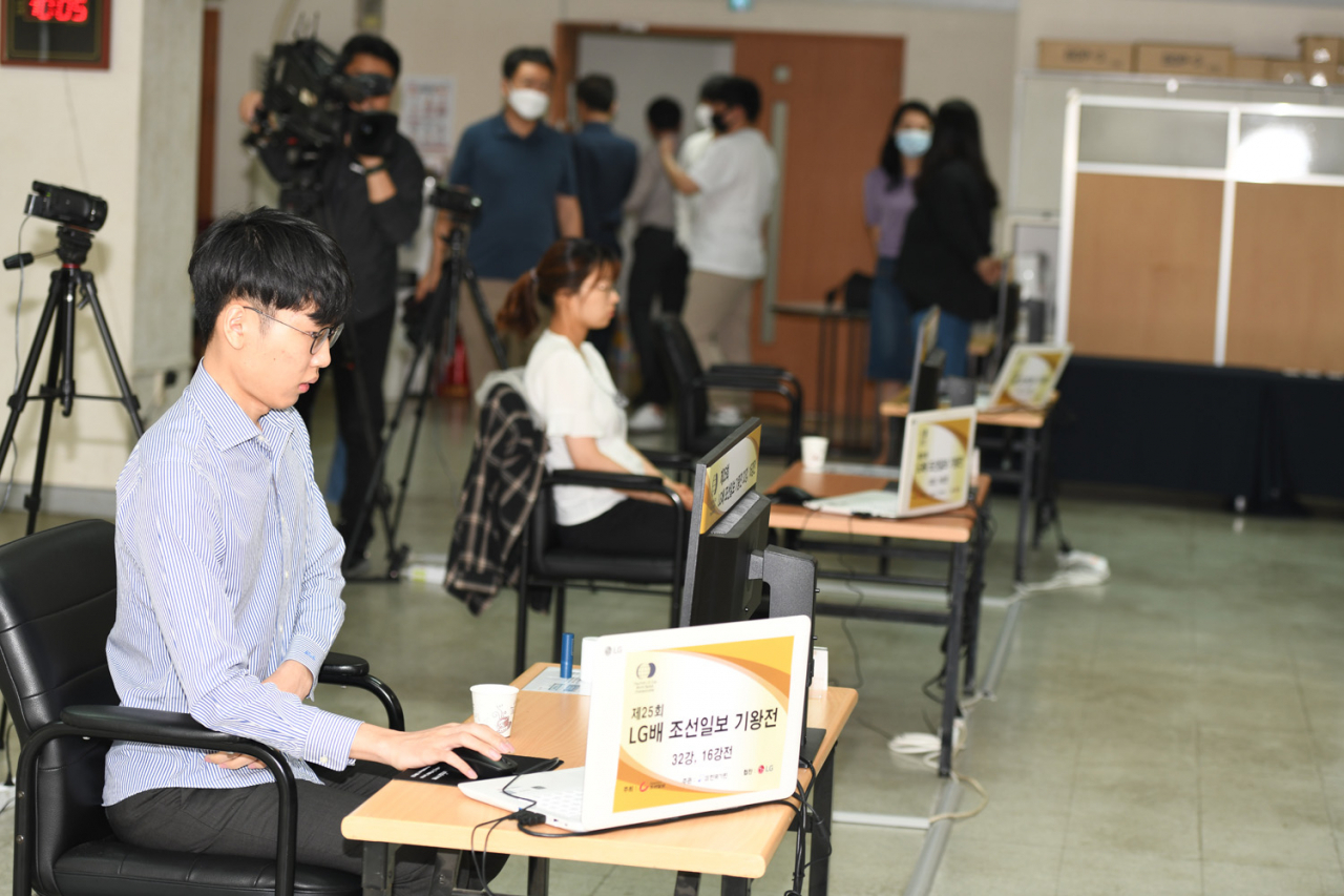 한국기원에서 온라인으로 32강전을 치르고 있는 신진서 9단(왼쪽)과 최정 9단.