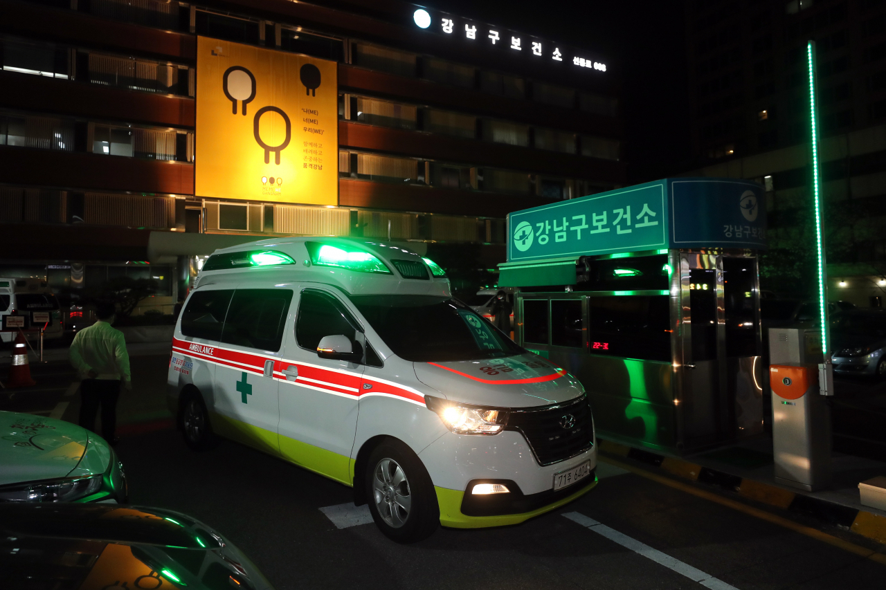 강남구보건소 입국자 특별수송 활동 모습. [강남구 제공]